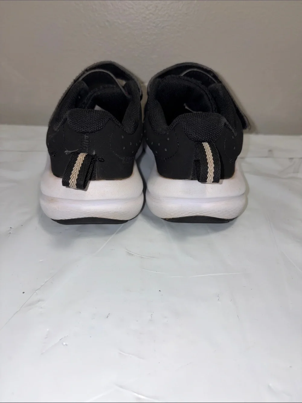 Kids Under Armour Assert charged 10 Running Shoe size 1Y
